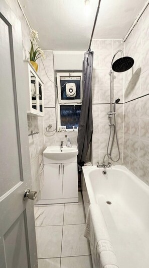 Hair dryer, towels - Modern Stockwell Flat | Fast Links to Central (Greater London)