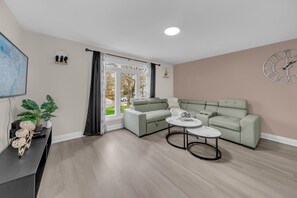 Living area - Modern 3BR Retreat with Pool | 15 Mins Away From Niagara Falls and Attractions (Thorold)