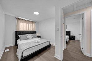 Room - Modern 3BR Retreat with Pool | 15 Mins Away From Niagara Falls and Attractions (Thorold)