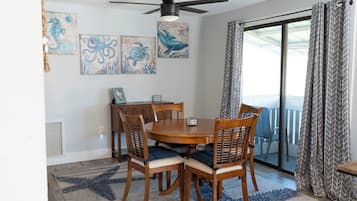 Luxury Condo, 2 Bedrooms, Non Smoking, Pets Allowed | Dining