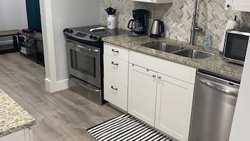 Luxury Condo, 2 Bedrooms, Non Smoking, Pets Allowed | Private kitchen