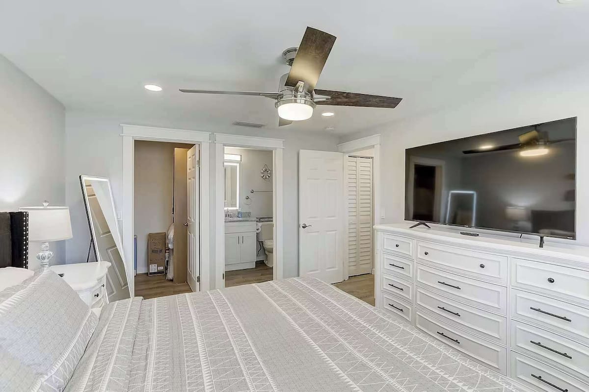 Luxury Condo, 2 Bedrooms, Non Smoking, Pets Allowed