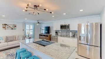 Luxury Condo, 2 Bedrooms, Non Smoking, Pets allowed | Interior