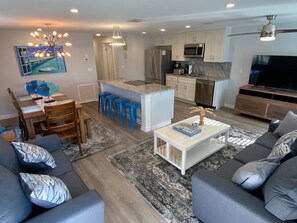 Luxury Condo, 2 Bedrooms, Non Smoking, Pets allowed | Living area