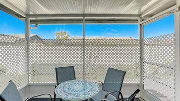 Condo de lujo, 2 habitaciones, para no fumadores, se aceptan mascotas | Restaurante al aire libre