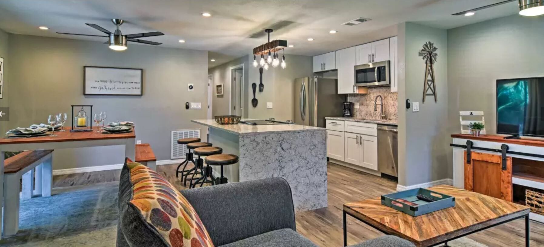 ลักซ์ชัวรี่คอนโด, 2 ห้องนอน, ปลอดบุหรี่, นำสัตว์เลี้ยงเข้าได้ | บริเวณนั่งเล่น