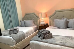 Travel cot, free WiFi, bed sheets - Spacious 9-Bedroom Villa with Pool Near Disney (Kissimmee)