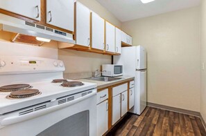 Private kitchen - Perfectly Situated Room w/ Parking – Practical Choice for Exciting Adventure (Jefferson County)
