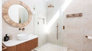 Shower, hair dryer, towels - La Palma - beach, village, style (Sunshine Beach)