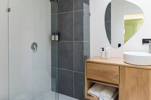 Basic Room | Bathroom | Shower, towels - Fresco Provenza Living - Musical lifestyle (Medellín)