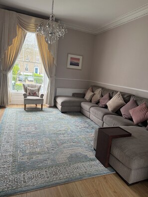 TV - Beautiful Georgian 4- bedroom home in Dublin City  (Dublin 4)