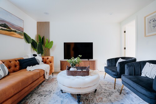 Sleeps 12 · 3-Kitchen · Walk to Link Light Rail