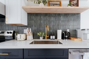 Private kitchen - Sleeps 12 · 3-Kitchen · Walk to Link Light Rail (Seattle)