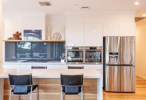 Private kitchen - The Peninsula - Pool and Privacy (BROADWATER)