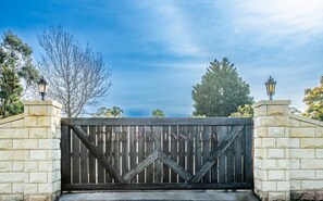 المنطقة المحيطة بالمنشأة