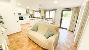 Living area - Cozy family house, close to the coast. Ideal for disconnecting. (Sant Miquel de Fluvià)