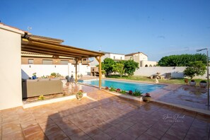 Pool - Cozy family house, close to the coast. Ideal for disconnecting. (Sant Miquel de Fluvià)