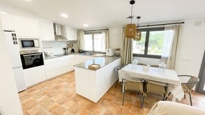 Private kitchen - Cozy family house, close to the coast. Ideal for disconnecting. (Sant Miquel de Fluvià)