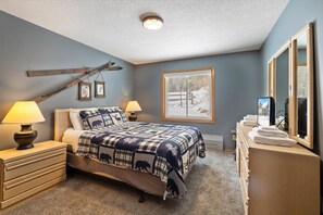 4 bedrooms, iron/ironing board, free WiFi, bed sheets