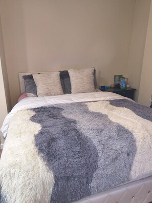 1 bedroom, iron/ironing board, WiFi, bed sheets - Charming 1-bedroom apartment with AC in vibrant Pittsburgh (Pittsburgh)