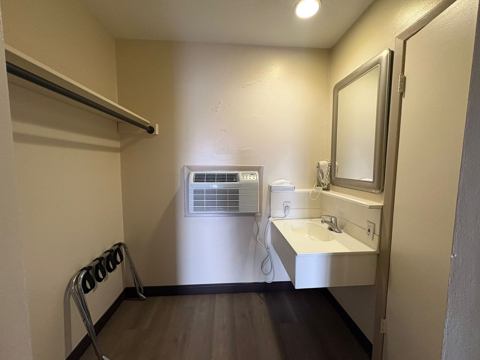 Room, 1 King Bed, Non Smoking | Bathroom