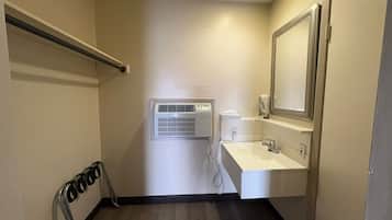 Room, 1 King Bed, Non Smoking | Bathroom