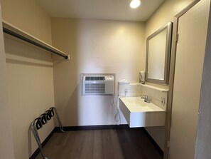 Room, 1 King Bed, Non Smoking | Bathroom - Budget Host Inn Ocala Near I-75 By Hotel O (Ocala)