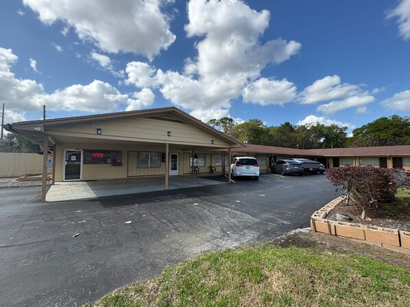 Parking - Budget Host Inn Ocala Near I-75 By Hotel O (Ocala)