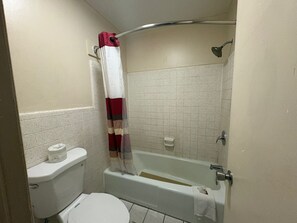 Habitación, 1 cama de matrimonio grande, no fumadores | Baño | Artículos de higiene personal gratuitos y toallas