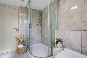 Bathroom - Stylish 2BR Apartment in Leicester Square (London)