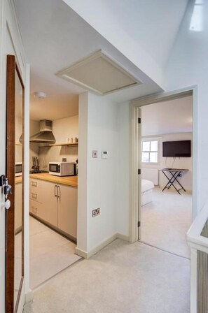 Apartemen Standar, 2 Tempat Tidur Double | Meja kerja, setrika/meja setrika, Wi-Fi gratis, dan seprai linen