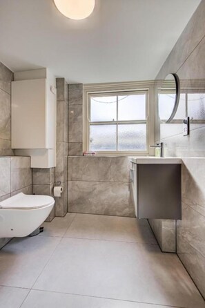 Two Bed Room Apartment ( 4 Guest) | Bathroom - Stylish 2BR Apartment in Leicester Square (London)