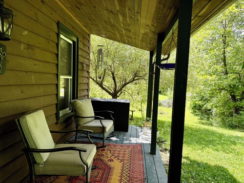 Waterfront, Fabulous 3-bedroom house with creek views in charming Catskill