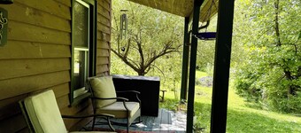 Waterfront, Fabulous 3-bedroom house with creek views in charming Catskill