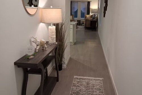 Brand New Built Modern Oasis-8 Minutes from IAH Airport and restaurants/stores.