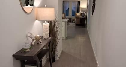 Brand New Built Modern Oasis-8 Minutes from IAH Airport and restaurants/stores.