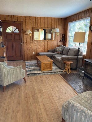 Living area - Serene 2-bedroom cabin in Wishon perfect for a getaway (Wishon)