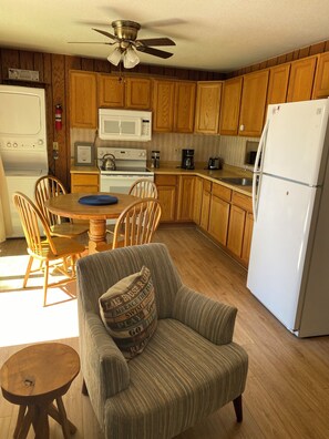 Private kitchen - Serene 2-bedroom cabin in Wishon perfect for a getaway (Wishon)
