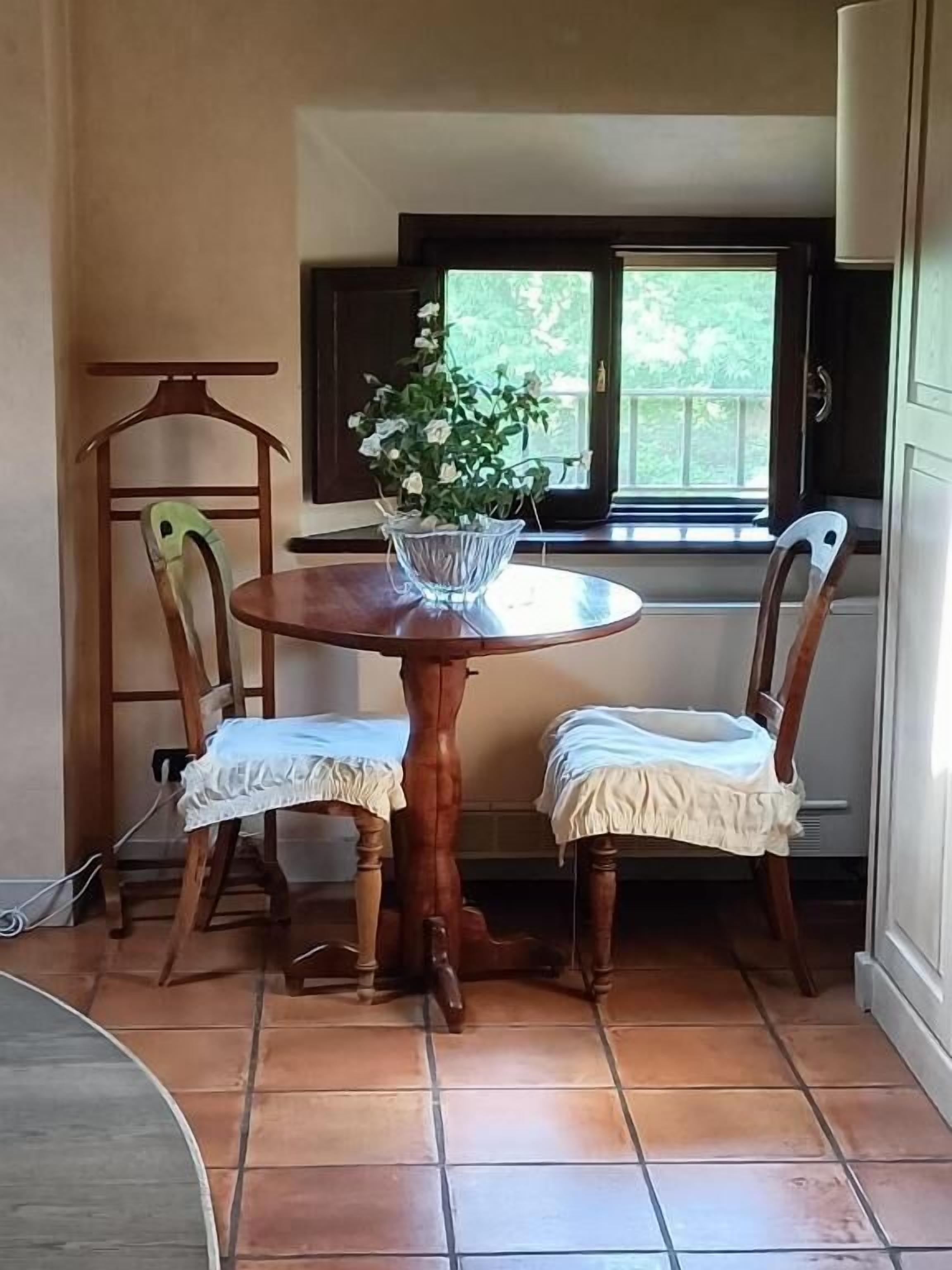 Junior Suite, Courtyard View | Dining
