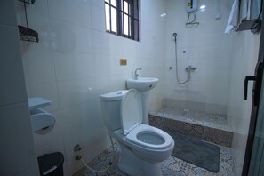 Serviettes fournies, savon, papier de toilette