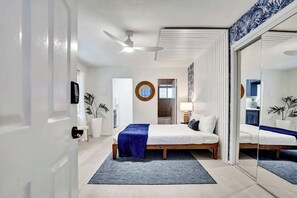 Een bureau, wifi, beddengoed