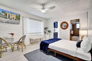Desk, WiFi, bed sheets - Cozy Lake Worth Studio Kitchenette and Yard (Lake Worth Beach)