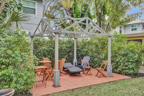 Outdoor dining - Cozy Lake Worth Studio Kitchenette and Yard (Lake Worth Beach)