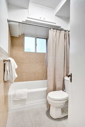 Shower, towels, shampoo - Cozy Lake Worth Studio Kitchenette and Yard (Lake Worth Beach)