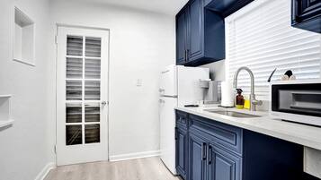 Coffee/tea maker, fridge, microwave, oven