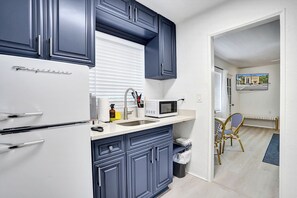 Private kitchen - Lake Worth Studio with Kitchenette and Shared Yard (Lake Worth Beach)