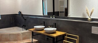 Design apartment with rain shower & top location
