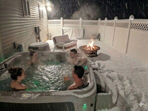 Outdoor spa tub - Cozy 2-bedroom apartment with Your Own Private Patio & Hot-Tub (Loganville)