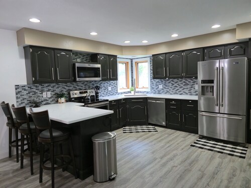 Cozy 2-bedroom apartment with Your Own Private Patio & Hot-Tub