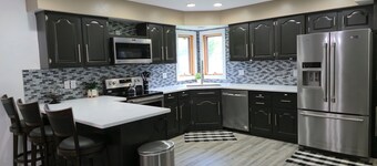 Cozy 2-bedroom apartment with Your Own Private Patio & Hot-Tub